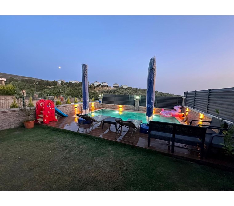 Foça da Havuzlu ve Şömineli Full Eşyalı Satılık Villa