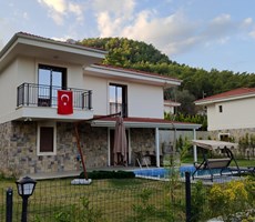MÜJGAN EMLAKTAN MARMARİS ÇETİBELİNDE 625 M2 ARSA İÇİNDE MÜSTAKİL VİLLA