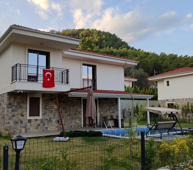 MÜJGAN EMLAKTAN MARMARİS ÇETİBELİNDE 625 M2 ARSA İÇİNDE MÜSTAKİL VİLLA