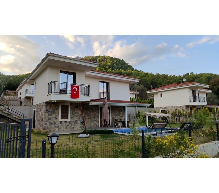 MÜJGAN EMLAKTAN MARMARİS ÇETİBELİNDE 625 M2 ARSA İÇİNDE MÜSTAKİL VİLLA