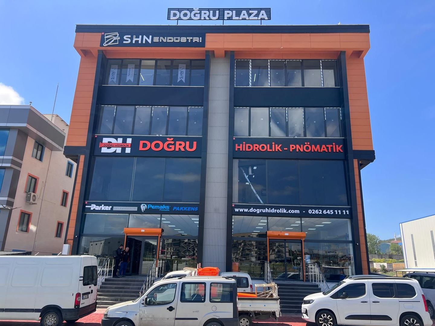 ŞENER GYD'DEN TİCARİ LOKASYONDA, KİRALIK, SÜPER LÜKS, ZEMİN KAT