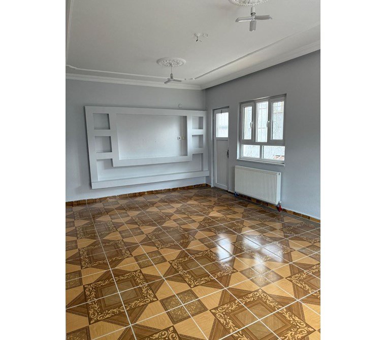 EMLAK 72'DEN Körükte Kiralık 3+1 Daire Giriş Kat 130m²