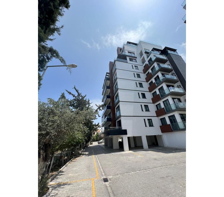 GİRNE MERKEZ'DE HER YERE ULAŞIMI COK KOLAY SATLIK 2+1 DAİRE