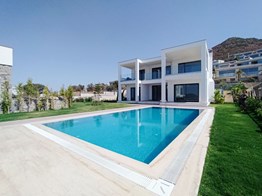 TURGUTREİS'TE DENİZ MANZARALI ÖZEL HAVUZLU 5+1 YENİ VİLLA