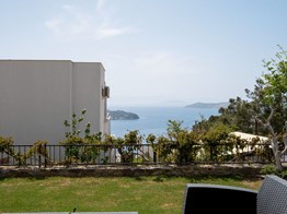 YALIKAVAKTA ÖZEL PLAJLI-VATANDAŞLIĞA UYGUN- BAHCE KATI 2+1 DAİRE