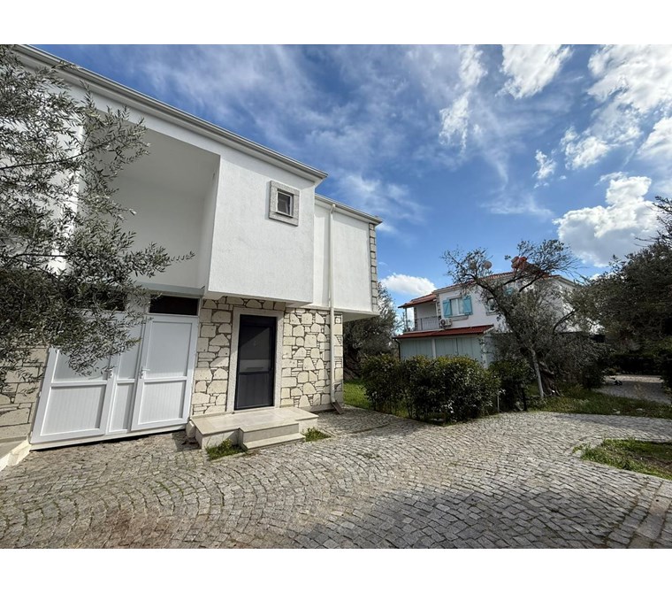 ALTIN EMLAKTAN AYVALIK SARIMSAKLI DA 3+1 KİRALIK VİLLA
