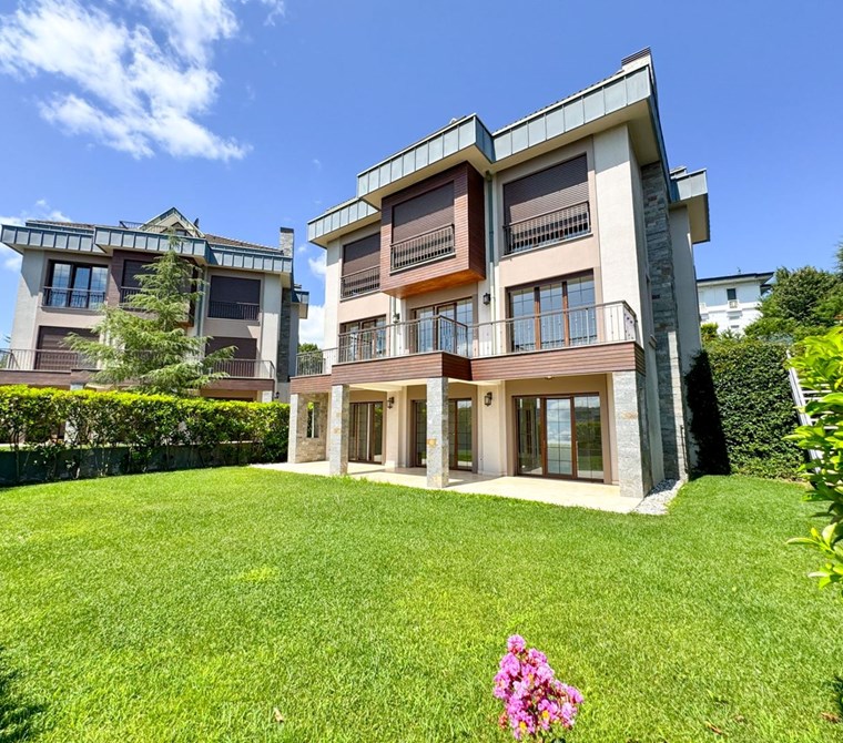 ZEKERİYAKÖY MANZARATEPE SİTESİ'NDE ÖZEL 6+2 MÜSTAKİL VİLLA