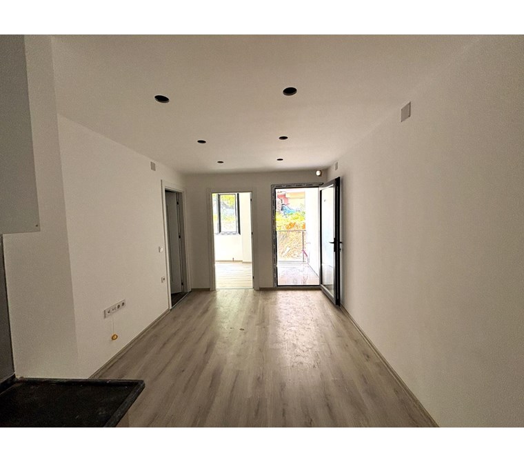 KUŞADASI DAVUTLAR'DA SIFIR, ÖZEL BAHÇELİ 1+1 SATILIK DAİRE