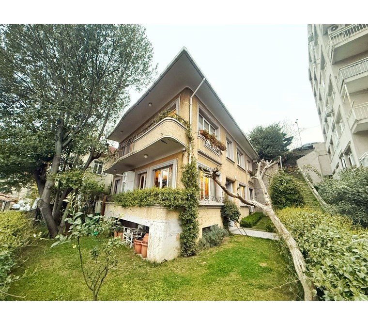 Beşiktaş Arnavutköy'de müstakil 3 katlı satılık müstakil villa