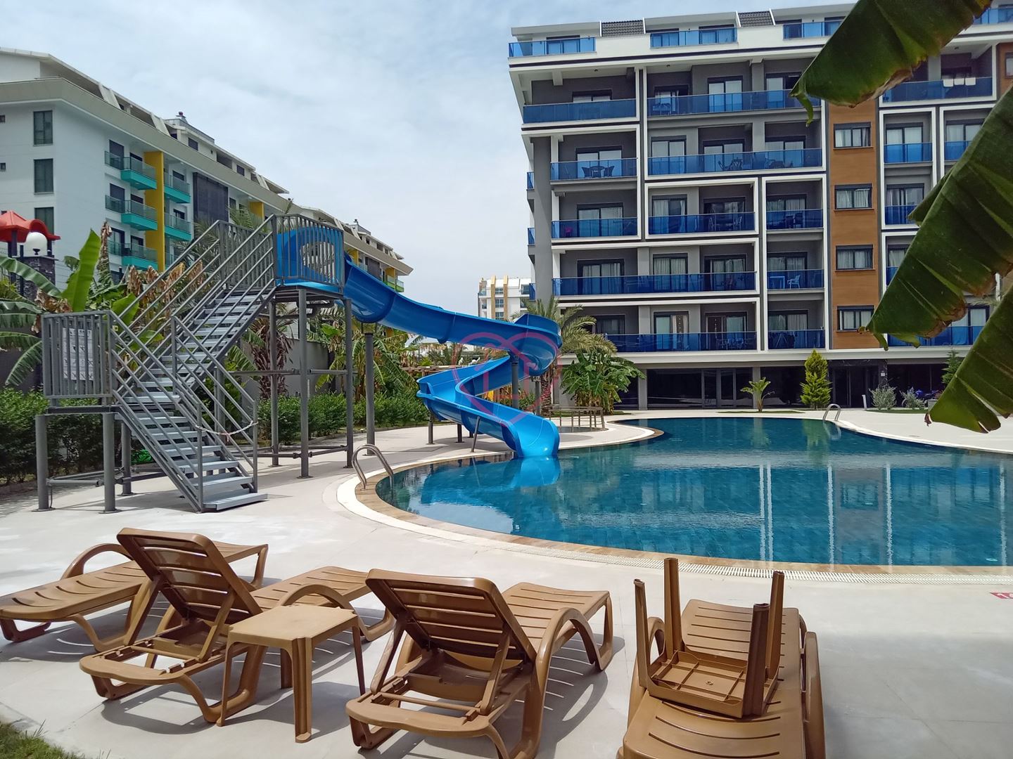 Satılık modern VEGA STYLE sitesinde, Eşyalı Denize Sadece 50 mt. Mesafede Yeni 1+1 Daire