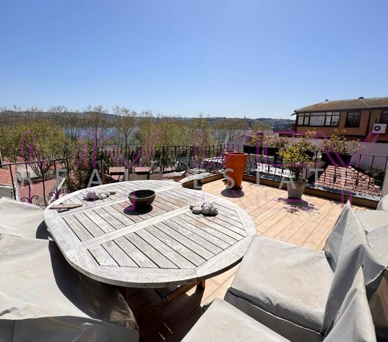 Villa for sale in Sarıyer/Yenikoy, 30m from the beach, with Bosphorus view, offered by MyKey.