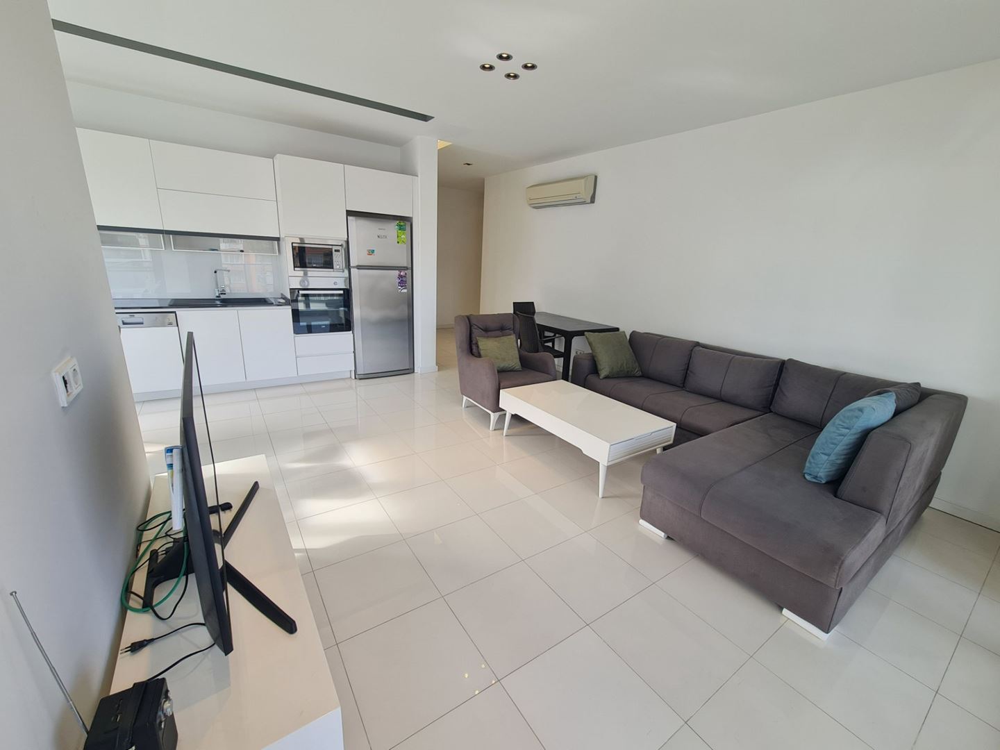 ALANYA OBAGÖLDE DENİZE 50 M DENİZ MANZARALI 2+1 SATILIK DAİRE