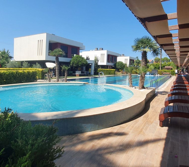 İzmir Çeşme Dalyan Havuzlu Sitede Satılık Müstakil Lüks Villa
