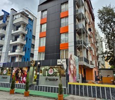 KUŞADASI MERKEZDE SATILIK GENİŞ DEPOLU CADDE ÜZERİ LÜX DÜKKAN