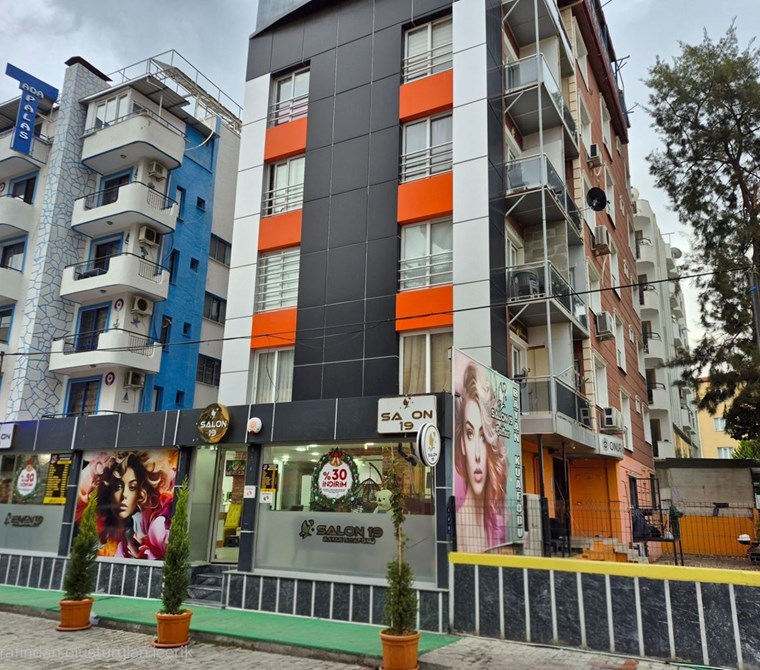 KUŞADASI MERKEZDE SATILIK GENİŞ DEPOLU CADDE ÜZERİ LÜX DÜKKAN