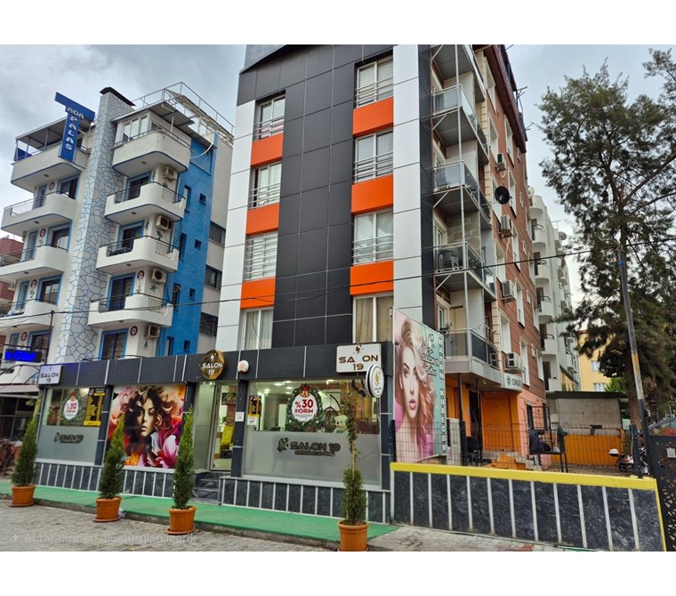 KUŞADASI MERKEZDE SATILIK GENİŞ DEPOLU CADDE ÜZERİ LÜX DÜKKAN