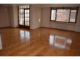 Erenköy Ethemefendi Caddesine Yakın Geniş Salonlu