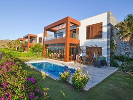 Gümüşlükte Deniz Manzaralı Havuzlu 4+1 Satılık Müstakil Villa