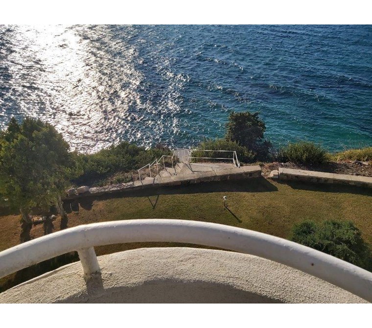 İzmir Çeşme Ardıç Denize Sıfır Geniş Bahçeli 4+1 Kiralık Villa
