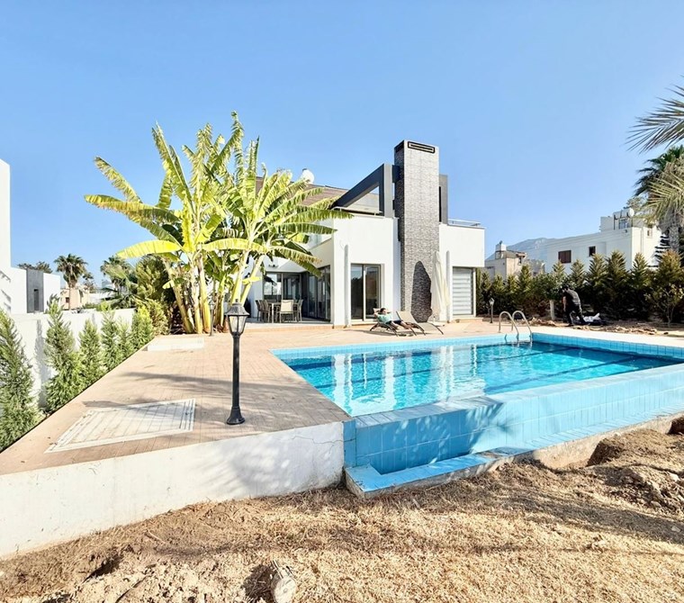 Girne - Çatalköy Plaja Yürüyüş Mesafesinde Kiralık Lüks 3+1 Villa!