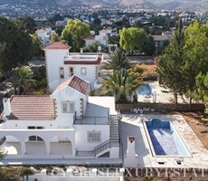 KIBRIS KARSIYAKADA OZEL HAVUZLU 3+1 VILLA !