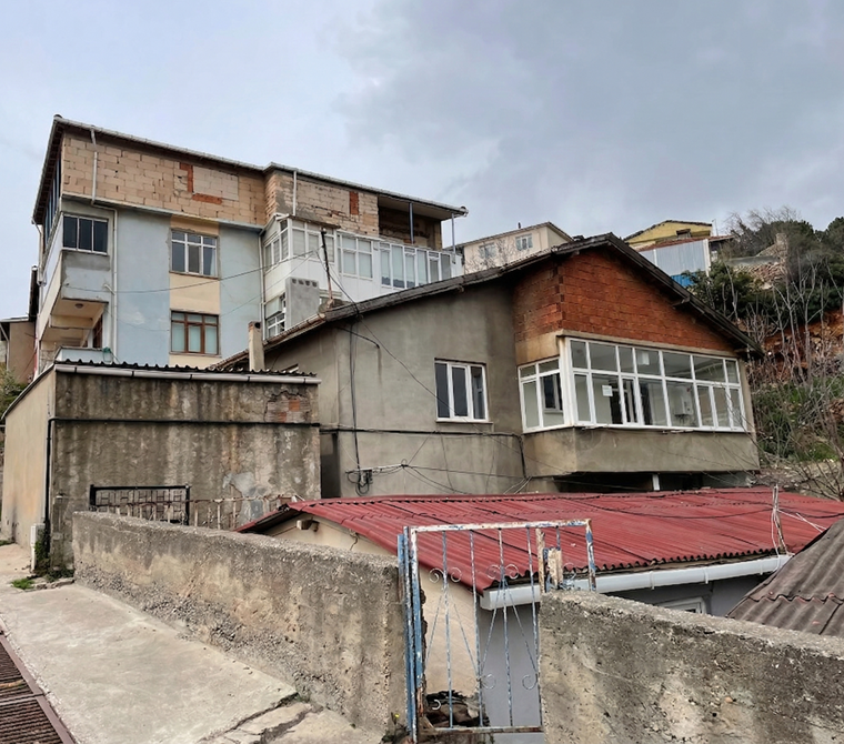 Körfez Kışladüzü’nde 211 m² Arsa İçinde 2 Katlı Müstakil Ev!