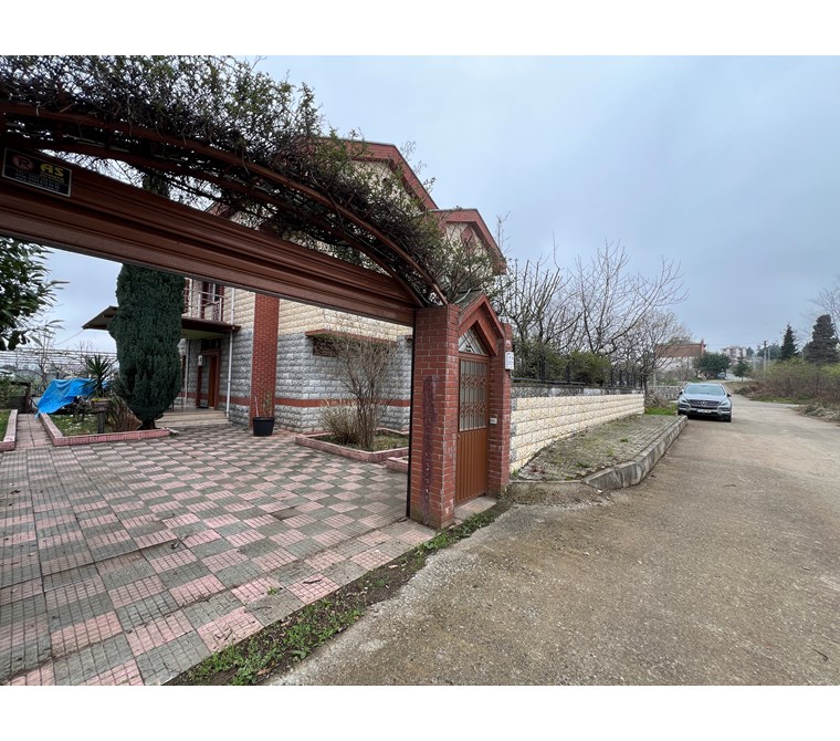 Ortahisar Çukurçayır'da Panoramik Deniz ve Doğa Manzaralı 6+1 Satılık Tripleks Villa
