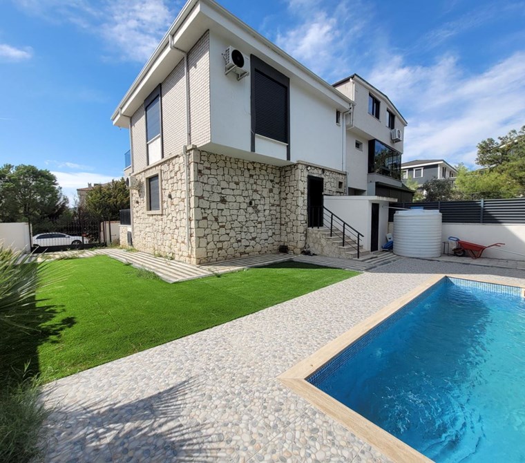 AYVALIK KÜÇÜKKÖYDE KİRALIK HAVUZLU 3+1 EŞYALI VİLLA