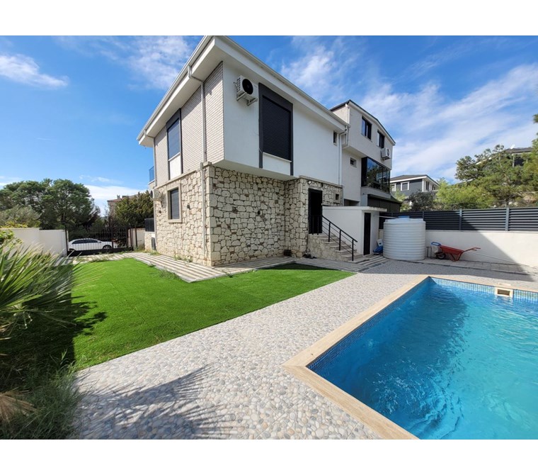 AYVALIK KÜÇÜKKÖYDE KİRALIK HAVUZLU 3+1 EŞYALI VİLLA