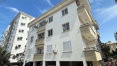 GİRNE MERKEZ LORD PALAS HOTELİN KARŞISI SATILIK 130 m²'DEN 3.KAT EŞYALI 3+1 DAİRE FİYAT £110.000