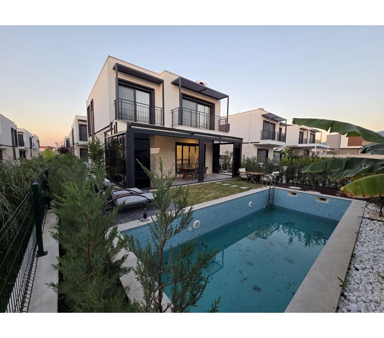 KUŞADASI GÜZELÇAMLI DA ÖZEL HAVUZLU VİLLA