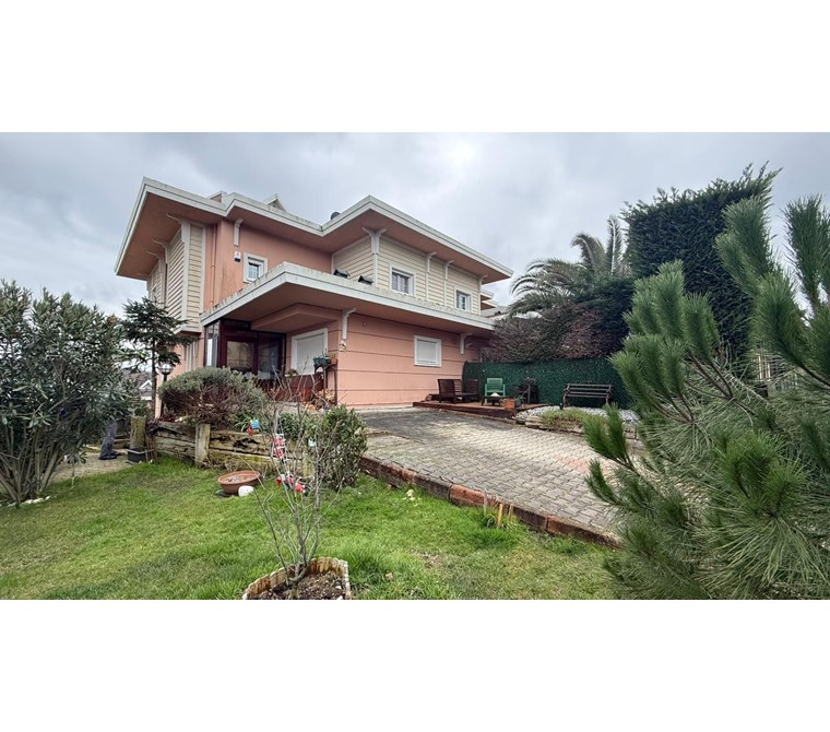 Doğa Evleri'nde Geniş Bahçeli Kiralık Villa