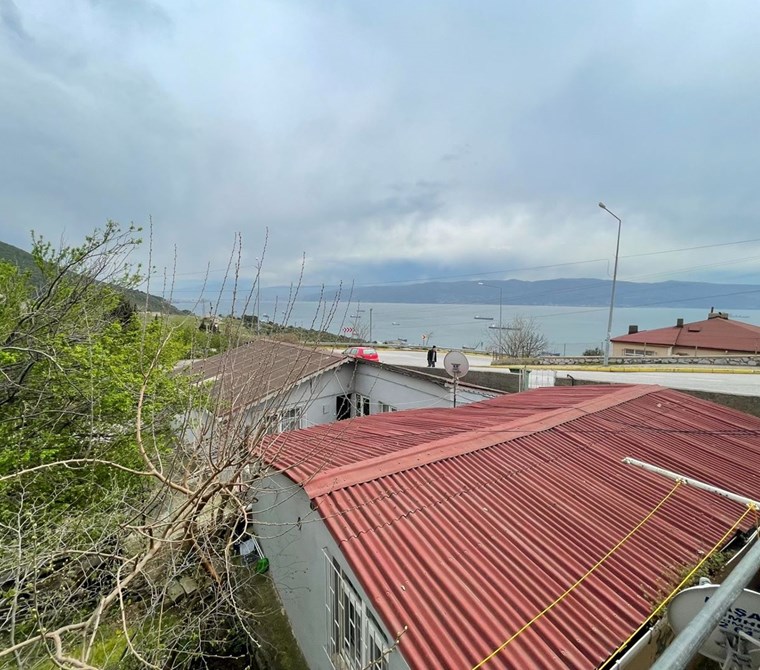 KÖRFEZ KIŞLADÜZÜ’NDE 211 M² ARSA İÇİNDE 2 KATLI MÜSTAKİL EV