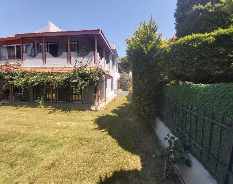 İzmir Çeşme Alaçatı Müstakil Bahçeli Sırttan İkiz Satılık Villa