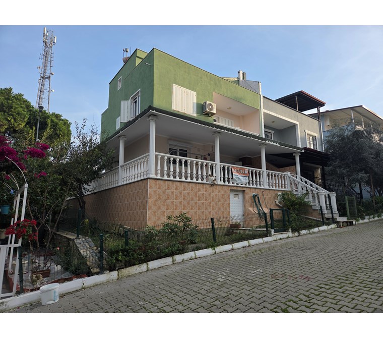 KUŞADASI SOĞUCAK BÖLGESİNDE HAVUZLU SİTEDE TRİPLEX YAZLIK