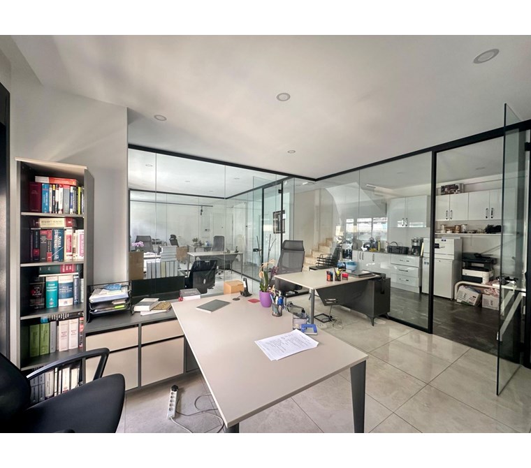 Şişli'de 2 Katlı, Caddeye Yakın Eşyalı Hazır Ofis