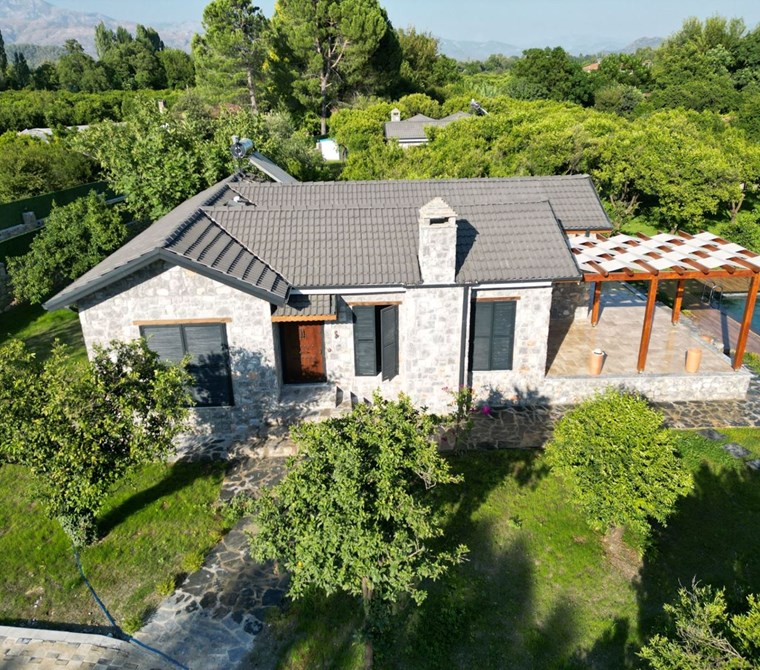 KÖYCEĞİZ KAVAKARASI’NDA 2 DÖNÜM NARENCİYE BAHÇESİNDE ÖZEL HAVUZLU LÜKS TAŞ VİLLA (3+1, 170 M² BRÜT)