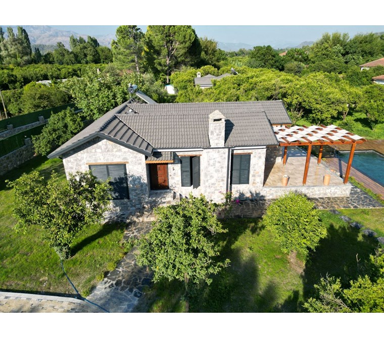 KÖYCEĞİZ KAVAKARASI’NDA 2 DÖNÜM NARENCİYE BAHÇESİNDE ÖZEL HAVUZLU LÜKS TAŞ VİLLA (3+1, 170 M² BRÜT)