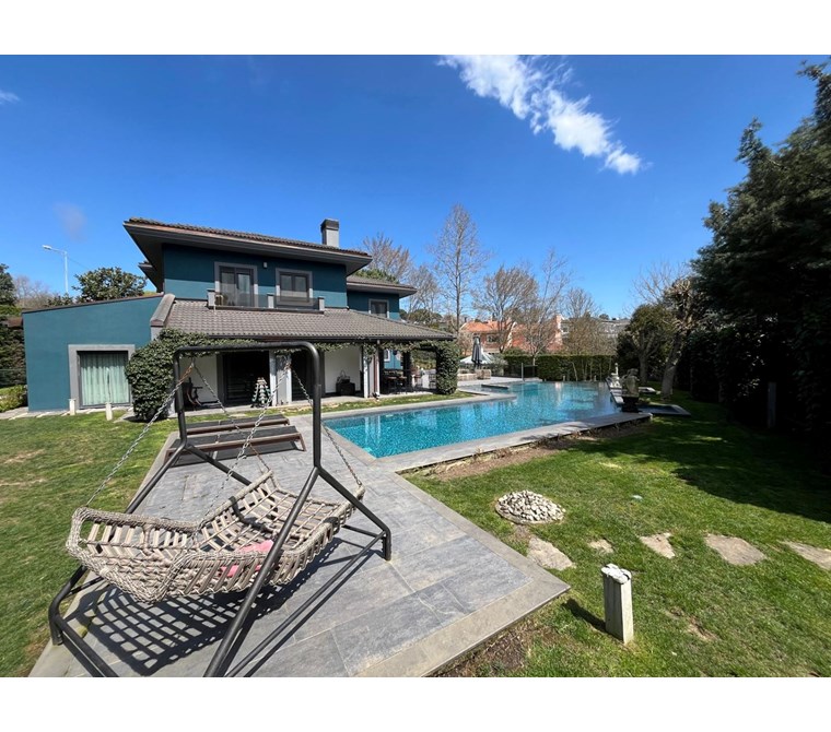 Zekeriyaköy Yaprak Mahallesi'nde Köşe Konumlu Satılık Konak