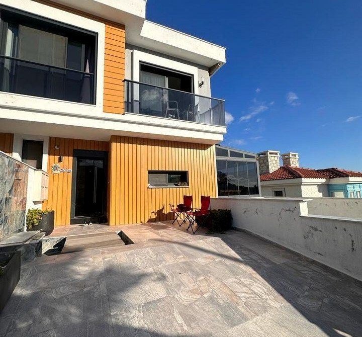 İzmir Çeşme Alaçatı Köy İçi Hacımemiş Havuzlu Müstakil Tripleks Villa