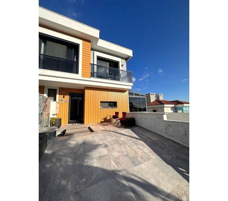 İzmir Çeşme Alaçatı Köy İçi Hacımemiş Havuzlu Müstakil Tripleks Villa