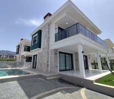 KUŞADASI DAVUTLAR DA GÜZELÇAMLI ORMAN ETEKLERİNDE OTURAMA HAZIR VİLLALAR