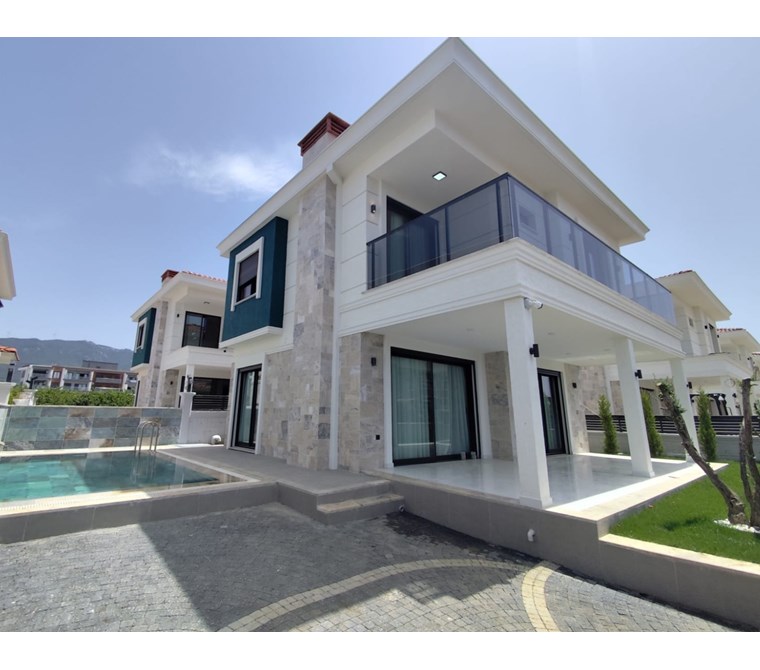 KUŞADASI DAVUTLAR DA GÜZELÇAMLI ORMAN ETEKLERİNDE OTURAMA HAZIR VİLLALAR