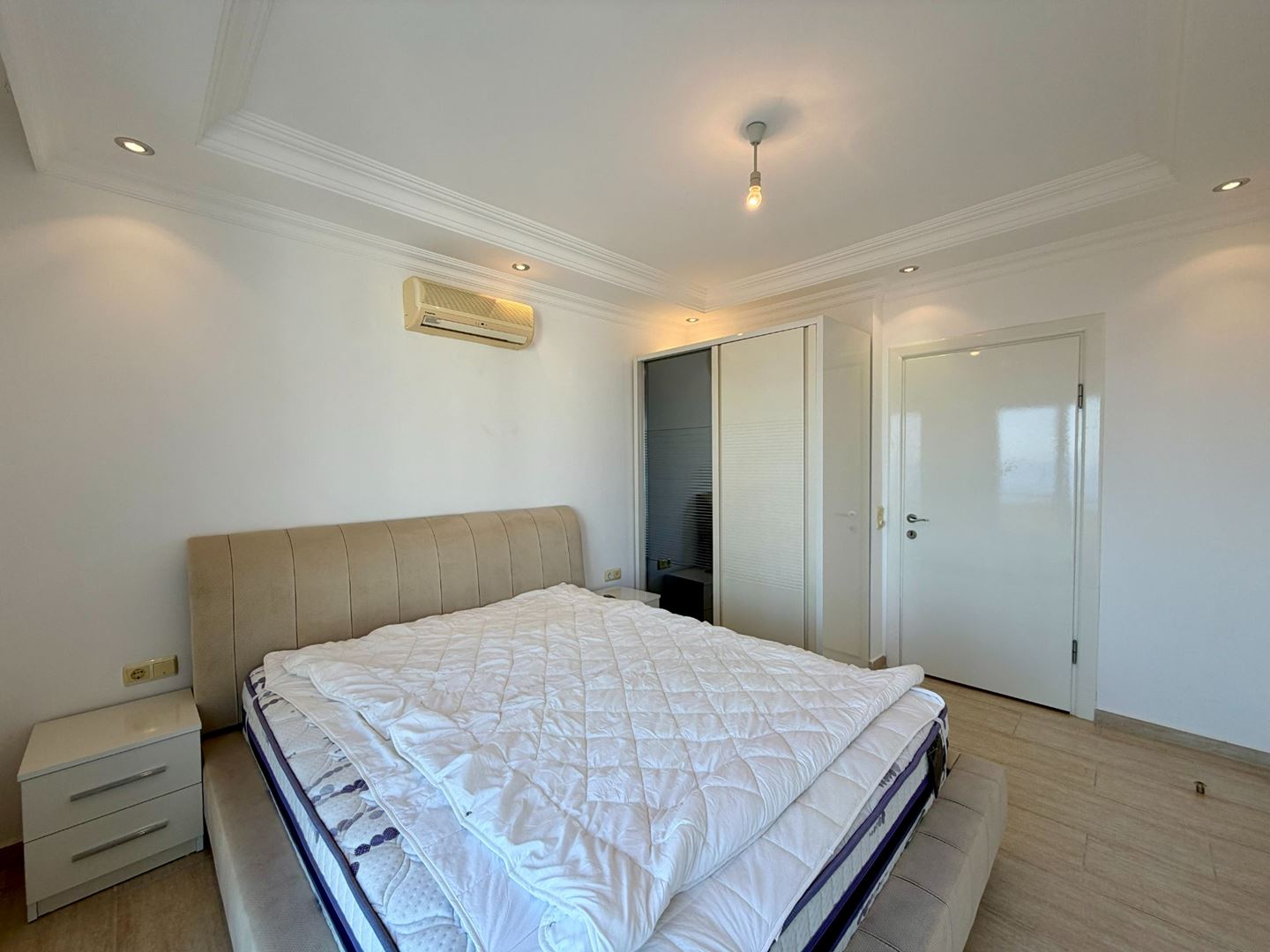 ALANYA KLEOPATRA’DA PANORAMİK DENİZ MANZARALI FULL EŞYALI 3+1 PENTHOUSE