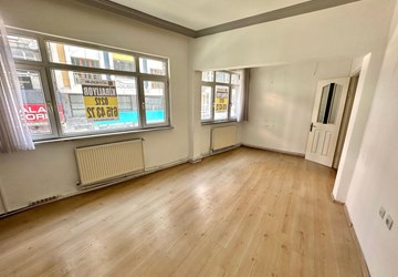 Gaziosmanpaşa Merkezde Halitpaşa Caddesi Üzerinde 90m² 2+1 Kiralık Ofis (1. Kat)