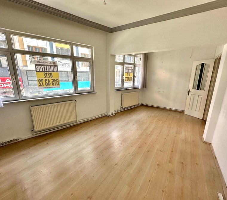 Gaziosmanpaşa Merkezde Halitpaşa Caddesi Üzerinde 90m² 2+1 Kiralık Ofis (1. Kat)