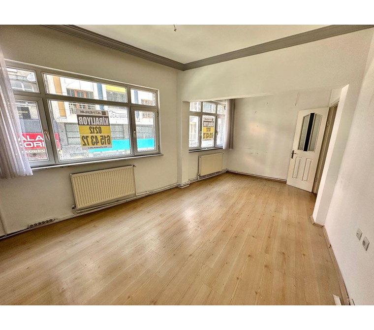 Gaziosmanpaşa Merkezde Halitpaşa Caddesi Üzerinde 90m² 2+1 Kiralık Ofis (1. Kat)