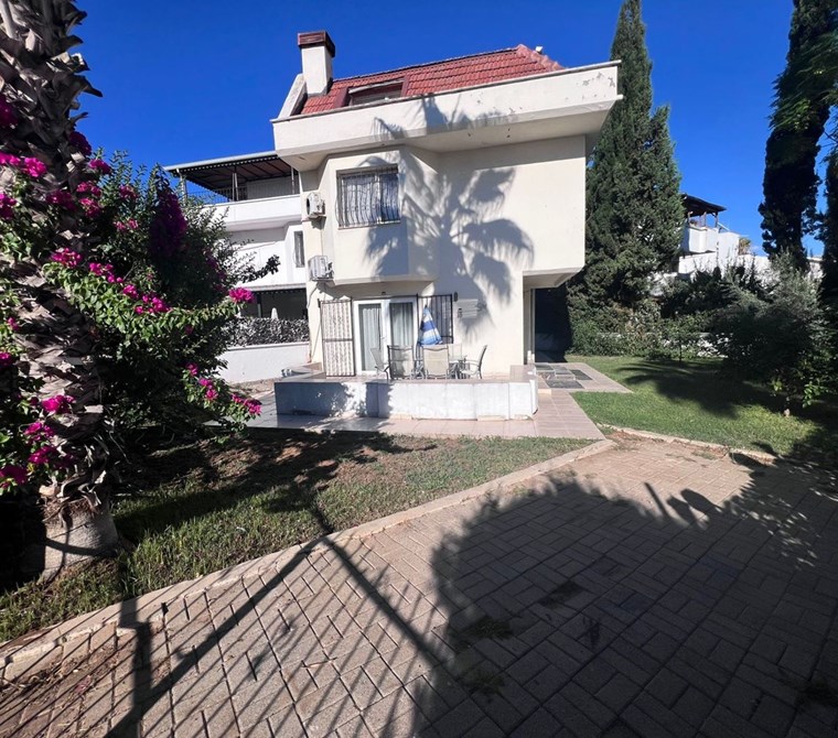 ANTALYA KADRİYE'DE SİTE İÇİ SATILIK 4+1 VİLLA