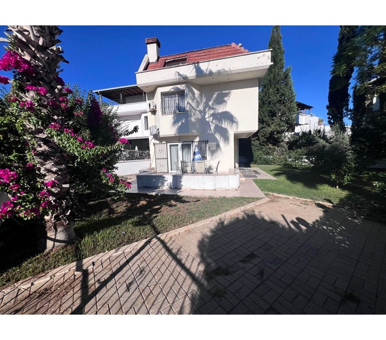 ANTALYA KADRİYE'DE SİTE İÇİ SATILIK 4+1 VİLLA