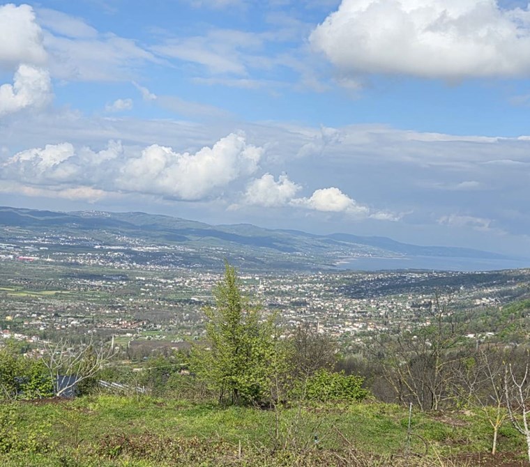 KARTEPE İFRAZİYE'DE YATIRIMA UYGUN DENİZ VE GÖL MANZARALI ÖNÜ KAPANMAZ YOLA CEPHELİ SATILIK ARSA